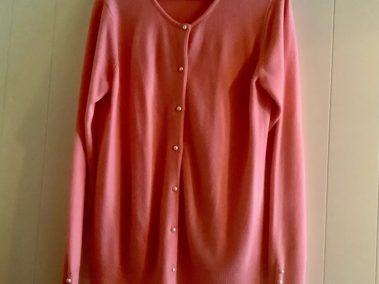 Billede 2 - Cardigan og bluse str. 38/40. Fra Daxon.