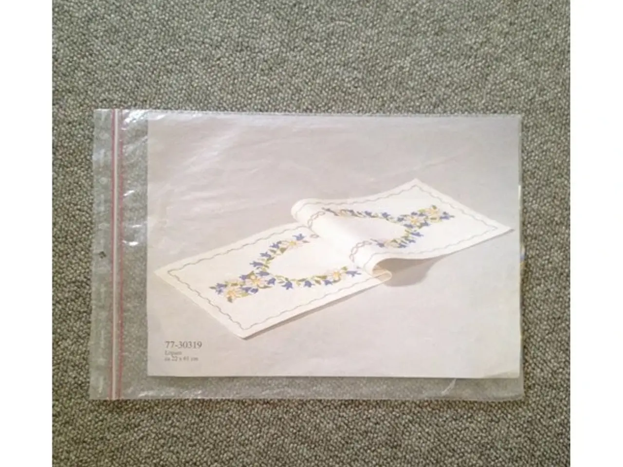 Billede 1 - Broderimønster løber med blomster