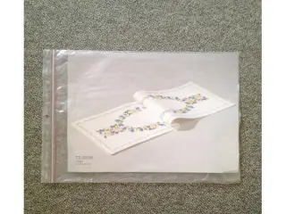 Broderimønster løber med blomster