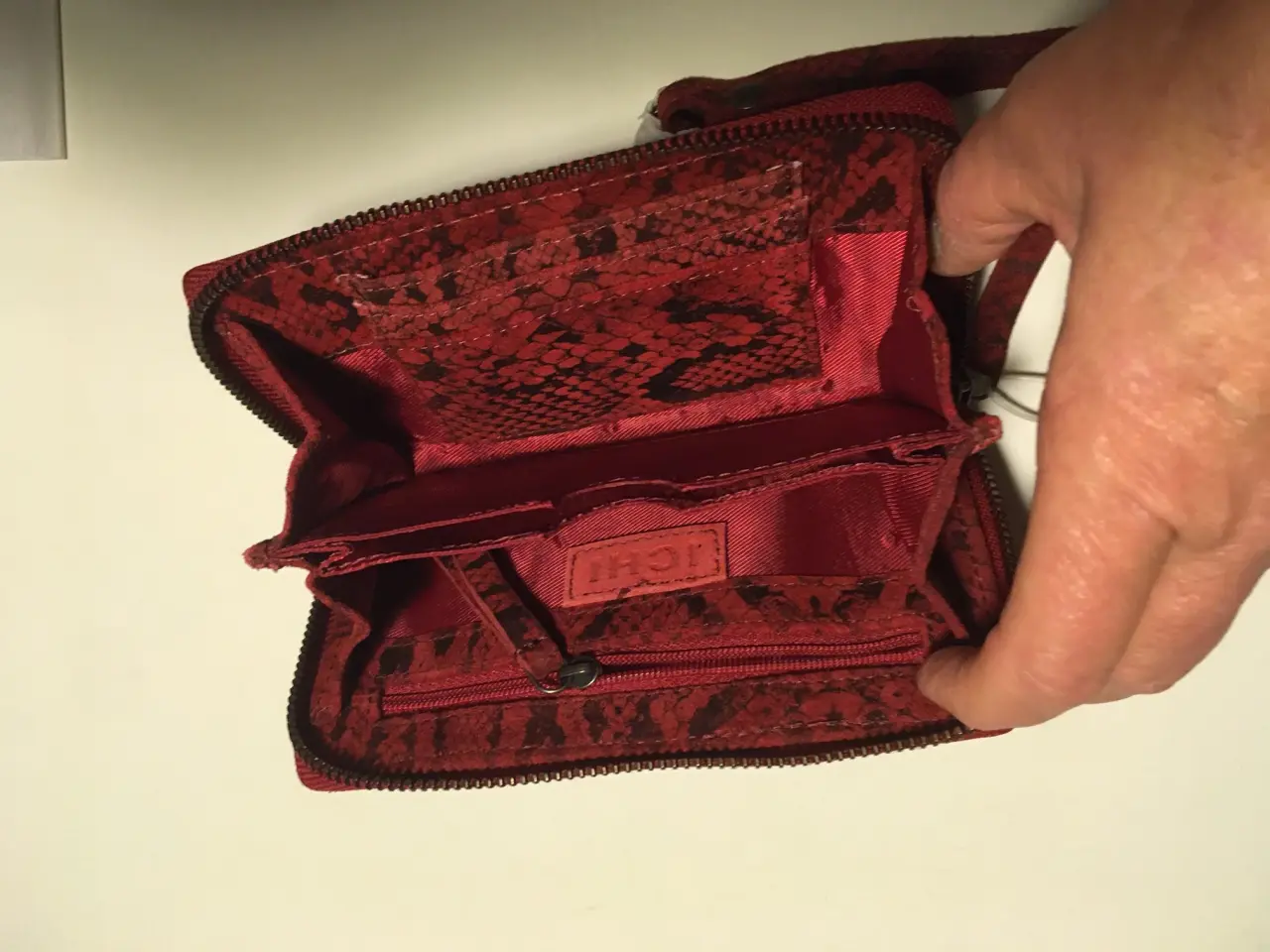 Billede 4 - Rød taske Clutch fra Ichi i slangeskinds look