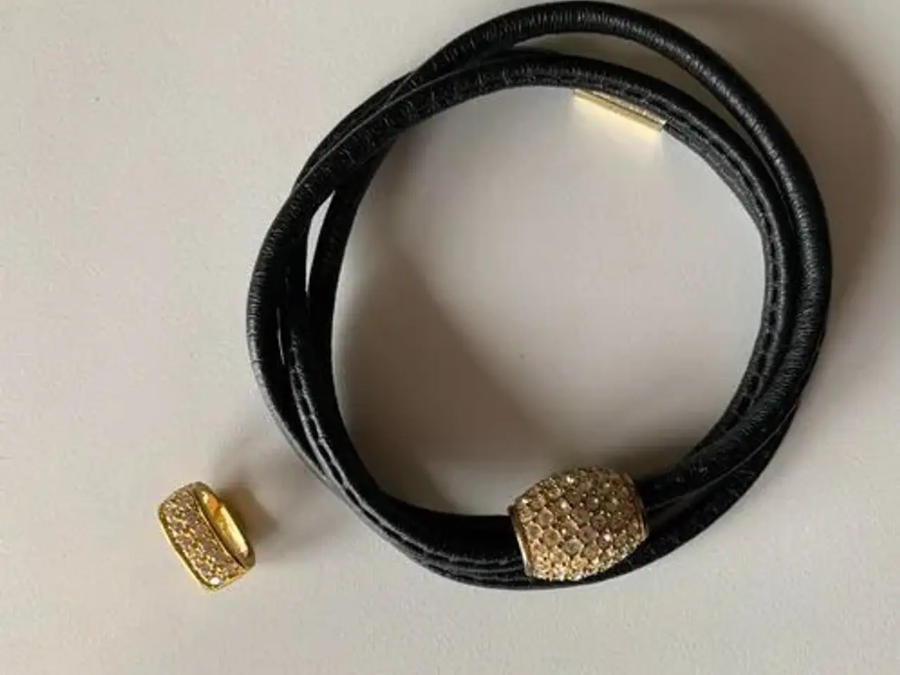 Billede 1 - Armbånd med 2 vedhæng