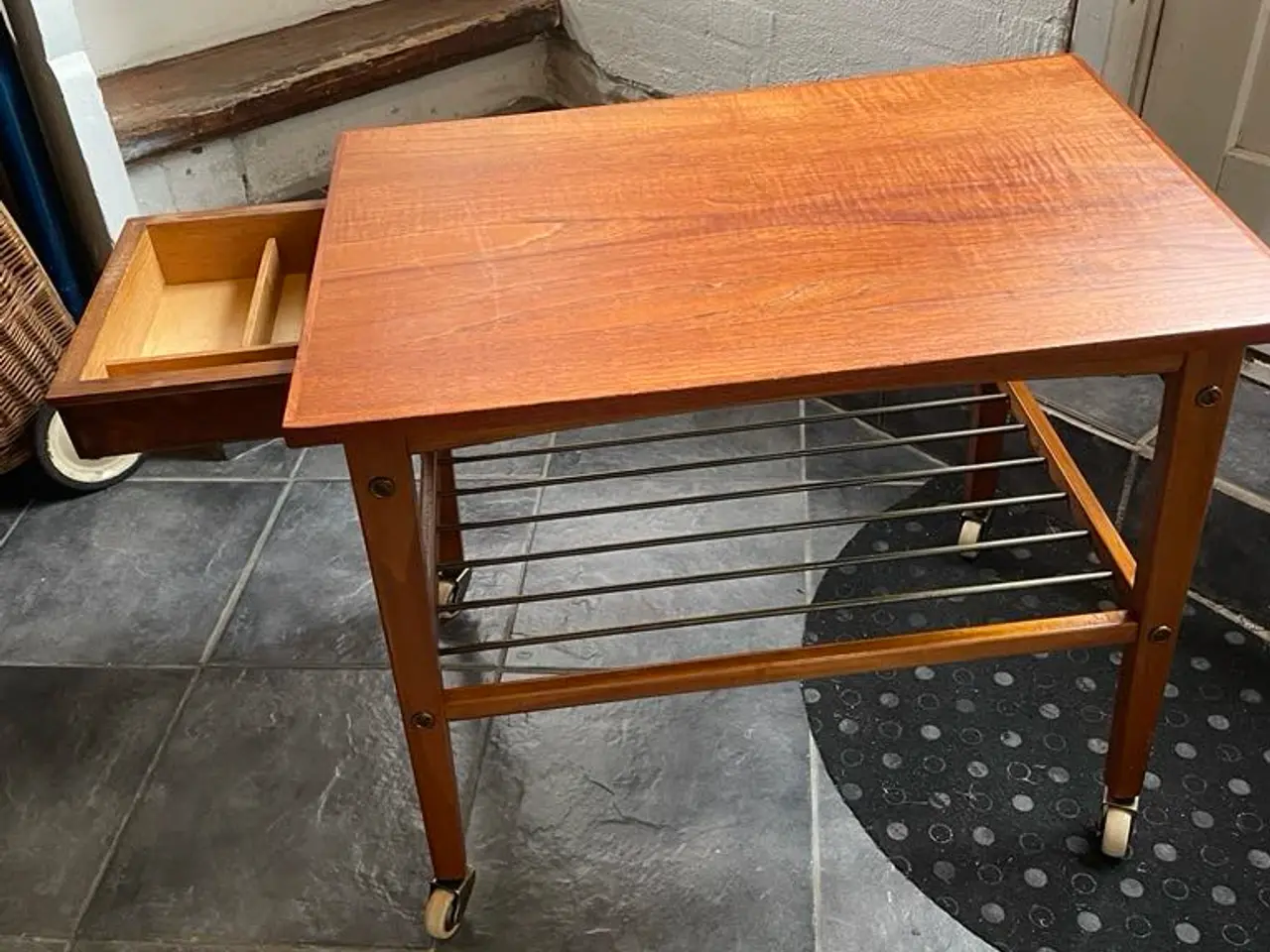 Billede 1 - 🛒 Klassisk dansk vintage rullebord i teak med hyl