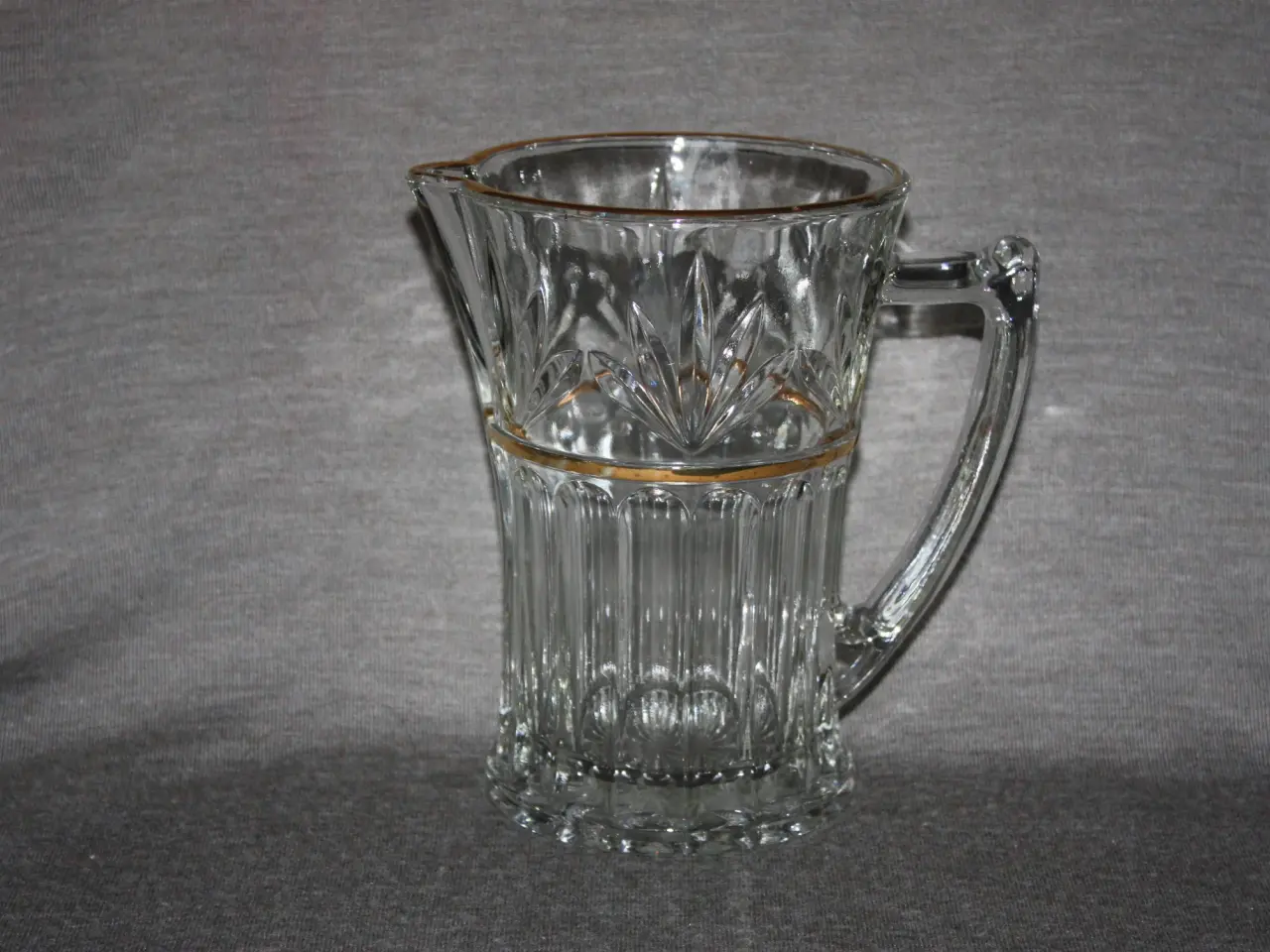 Billede 1 - Flot glas kande med guldkant H.: 18,5 cm