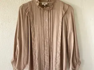 Noa Noa bluse – smukke flæser & skjulte knapper ✨