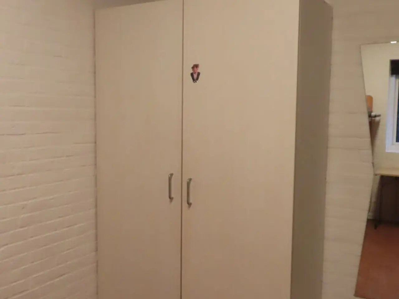 Billede 4 - Indhold på værelse af bord, køjeseng, skab mv.
