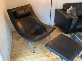 Fed designer lænestol med skammel i kraftigt læder