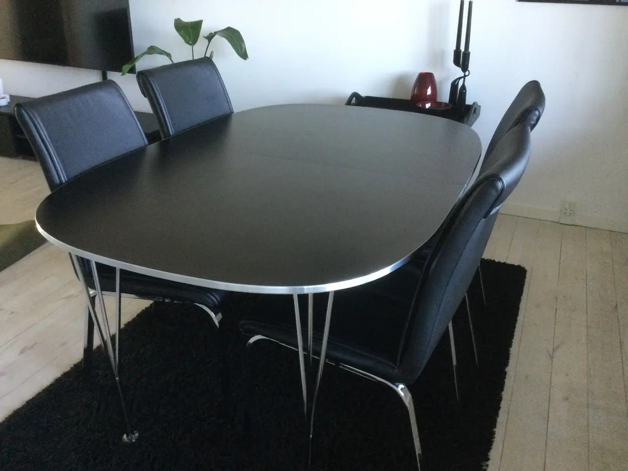 Billede 1 - Spisebord og 4 sorte spisestole