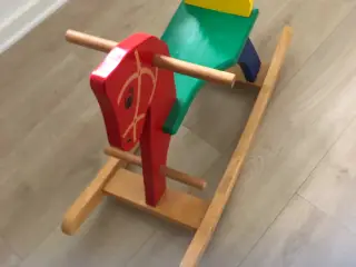 Rigtig pæn træ gyngehest