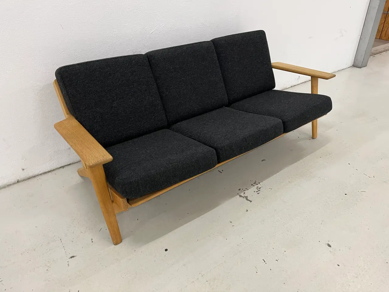Billede 1 - Hans J Wegner Ge-290/3 Pers.Sofa i mørkegrå uld.