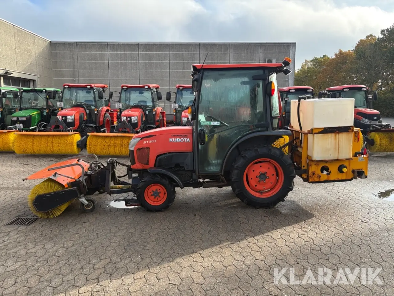 Billede 2 - Traktor Kubota ST371-C med kost og saltspreder