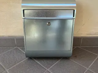 Postkasse i stål.