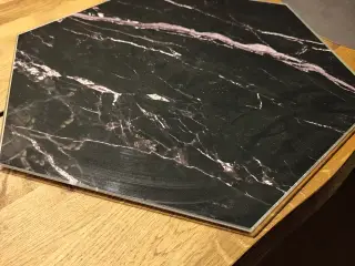 Naga opslagstavle i glas