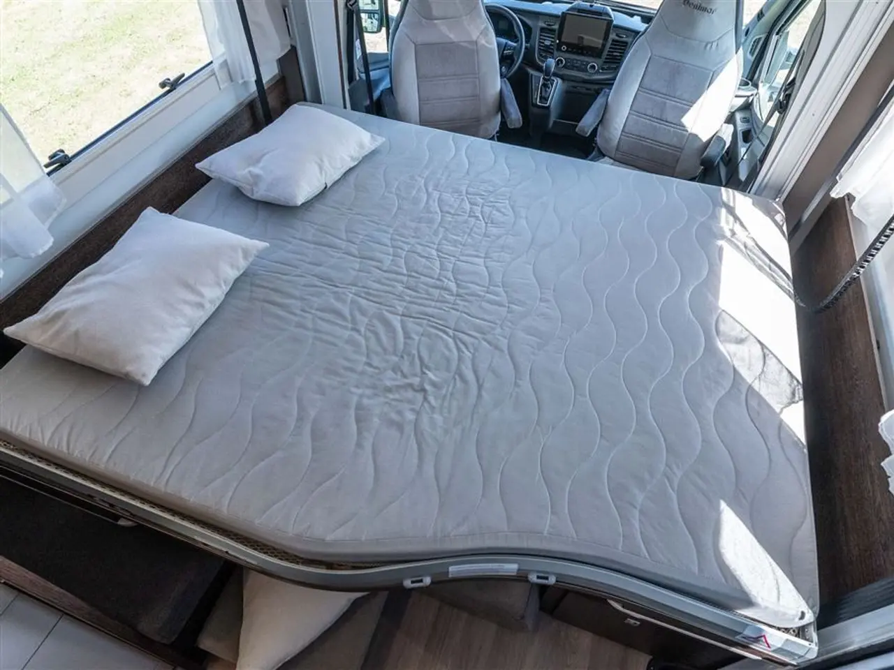 Billede 10 - 2022 - Benimar Tessoro 488 NK Rummelig camper med face-to-face siddegruppe