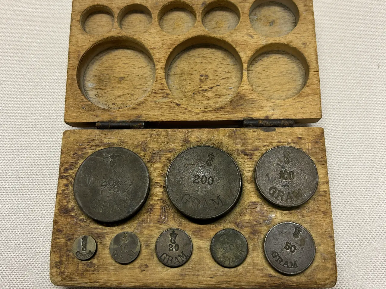 Billede 1 - Antikt vægtlodsæt i original trææske.
