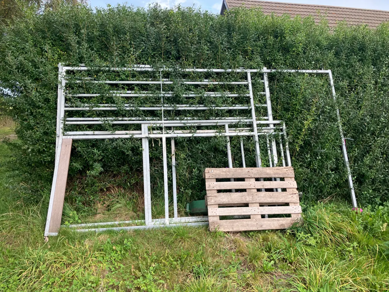 Billede 1 - Hesteboks 4m front 3 m side hårdttræsplanker