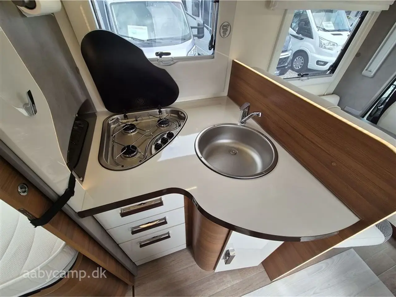 Billede 4 - 2022 - Elnagh Baron 575 Markise. solcelle. lithium batteri. inverter. cykelstativ. undervognsbehandlet. LPG fyldegas. Fuld service. 5 selepladser. Kun 41,000 km.