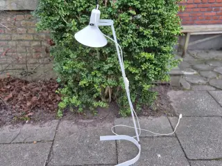 Usædvanlig gulvlampe med skråtstillet stander