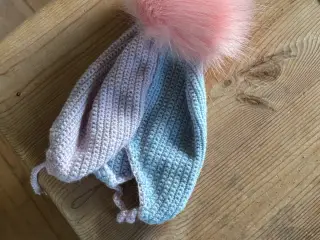 Babyhue m lyserød pompom