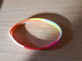 Armbånd i gummi med teksten good bless the world
