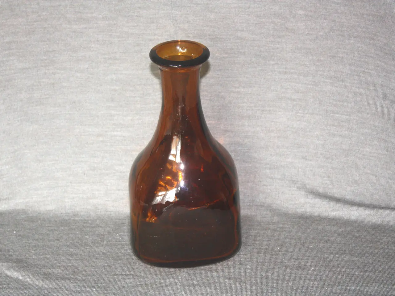 Billede 1 - Brun glas vase / karaffel 21 cm