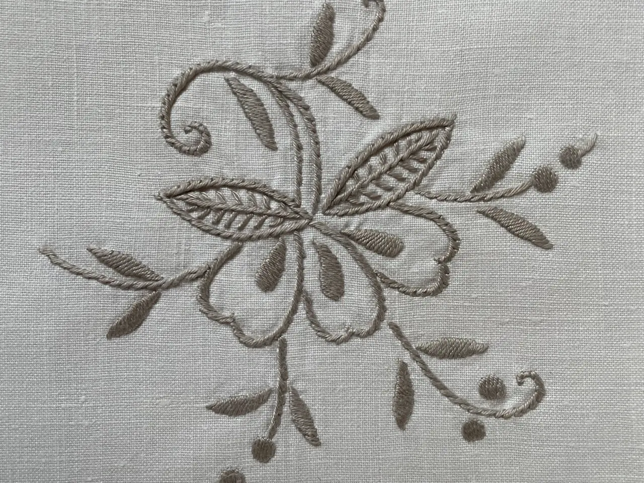 Billede 2 - Borddug broderet på lærred 80x110