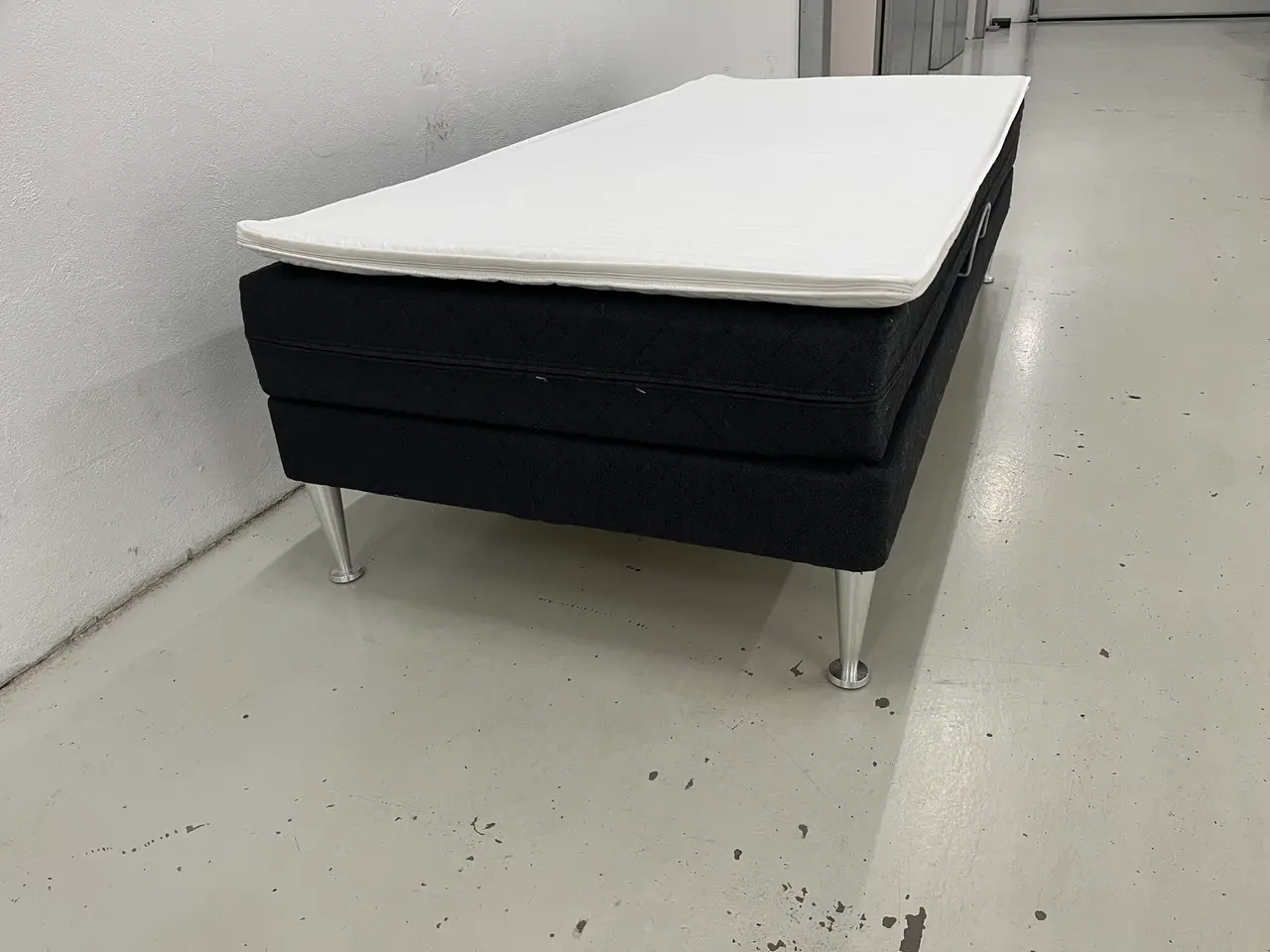 Billede 5 - Velholdt elevationsseng med tilhørende topmadras.