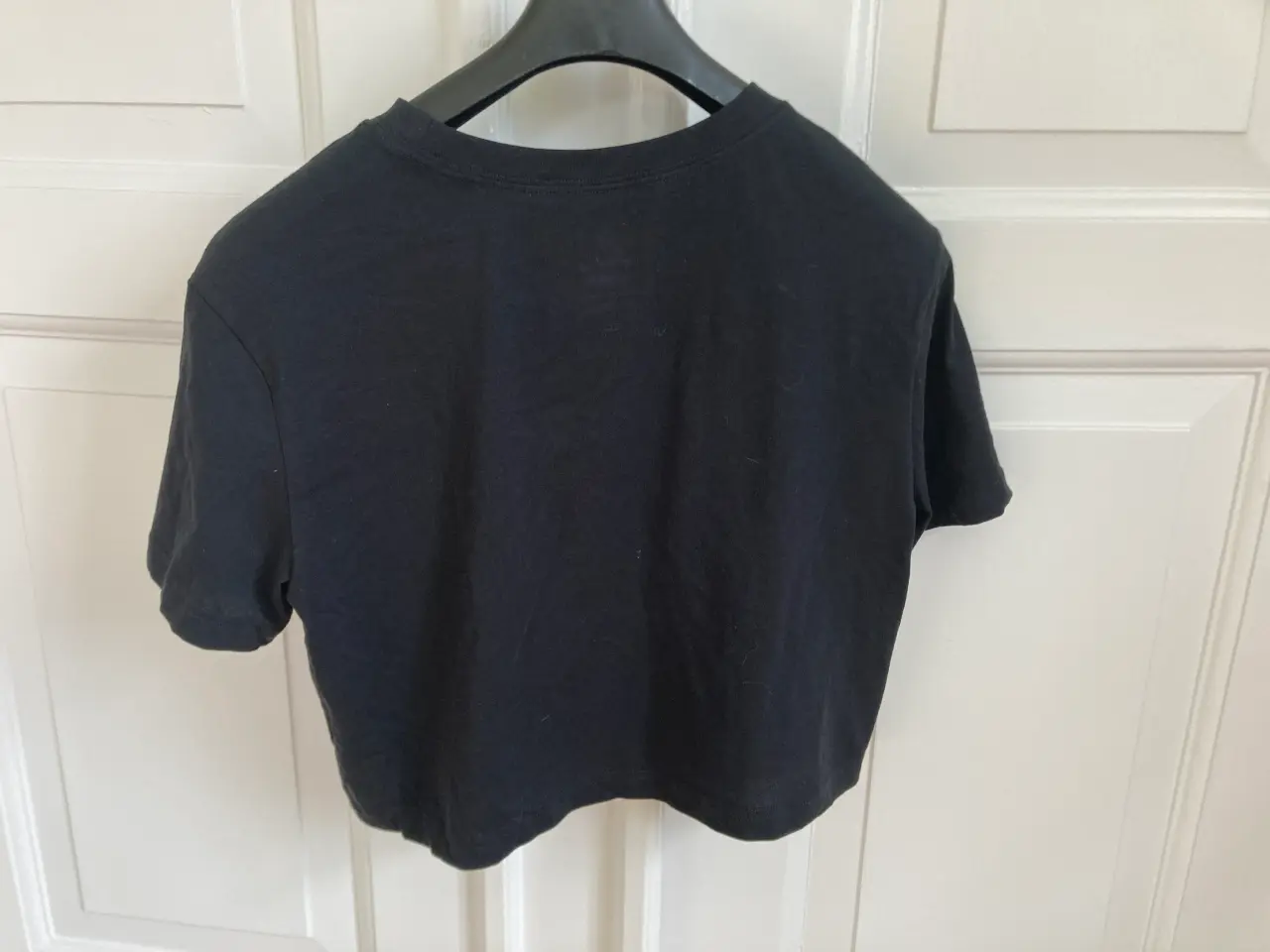 Billede 2 - Kort sort Nike Essential-T-shirt til kvinder