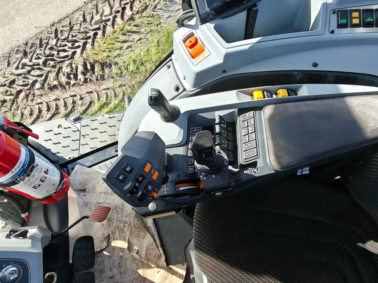 Billede 21 - Valtra T234s Med Jenz 360 Flishugger og Alsidig 23m3 Flisvogn