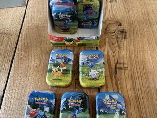 Pokemon tin displays UDEN KORT