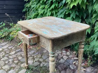 Vintagebord med skuffe. Landstil