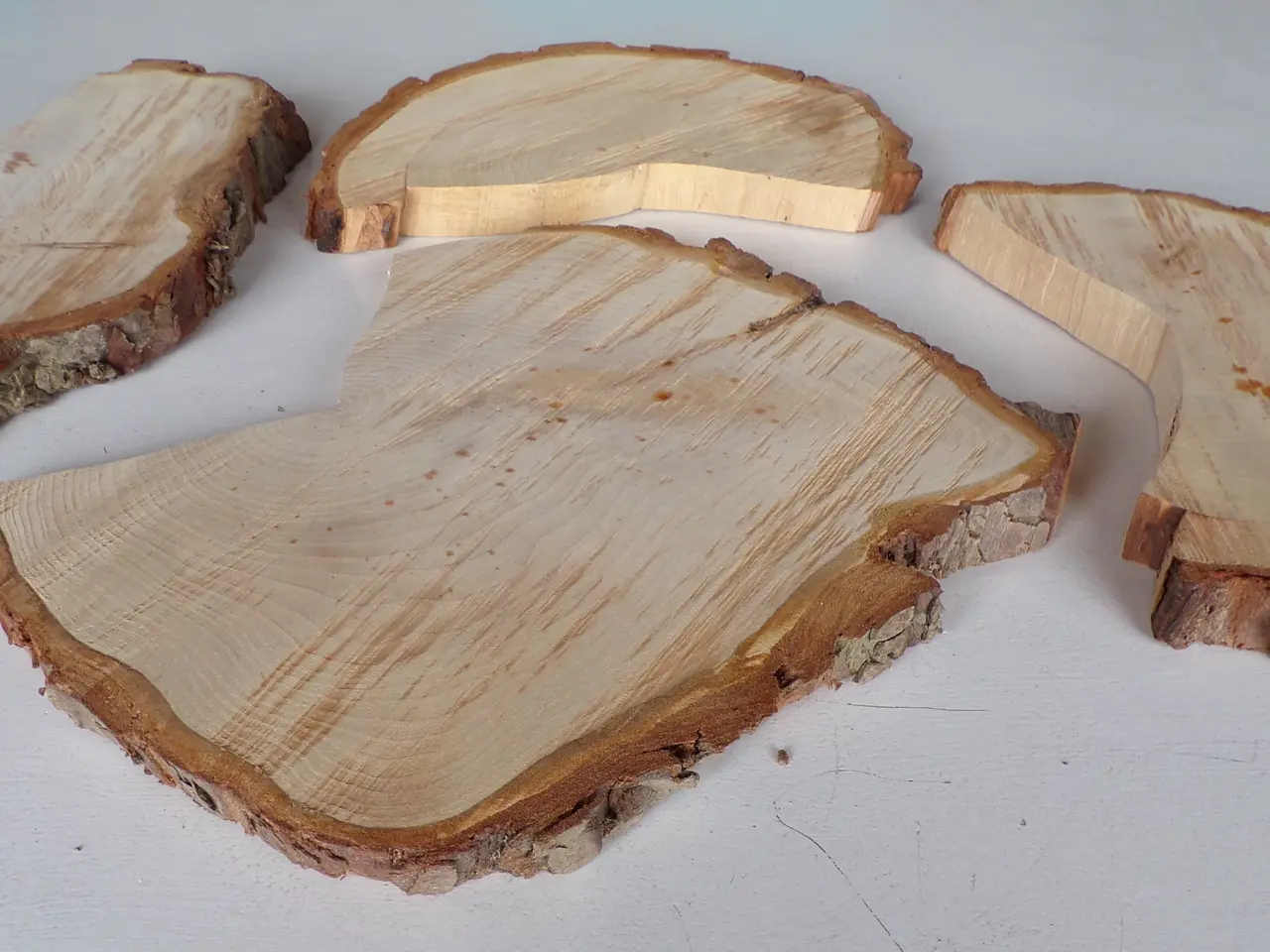 Billede 3 - 4 Thuja Træskiver med bark i skæve faconer