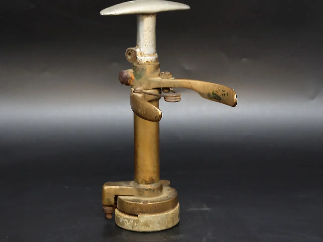 Billede 6 - Gammel flaskelukker i messing og stål med patina