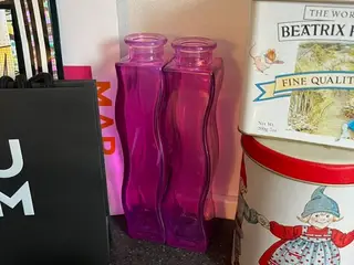To fine, bølgede glasvaser i flot pink -IKEA Skämt