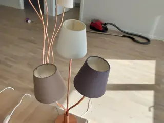 Gulvlampe og Bordlampe.