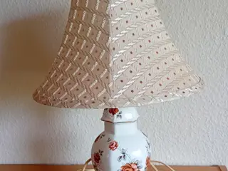 Bordlampe med skærm