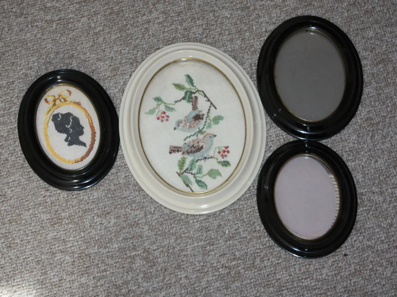 Billede 1 - Broderede billeder i fine ovale rammer med glas