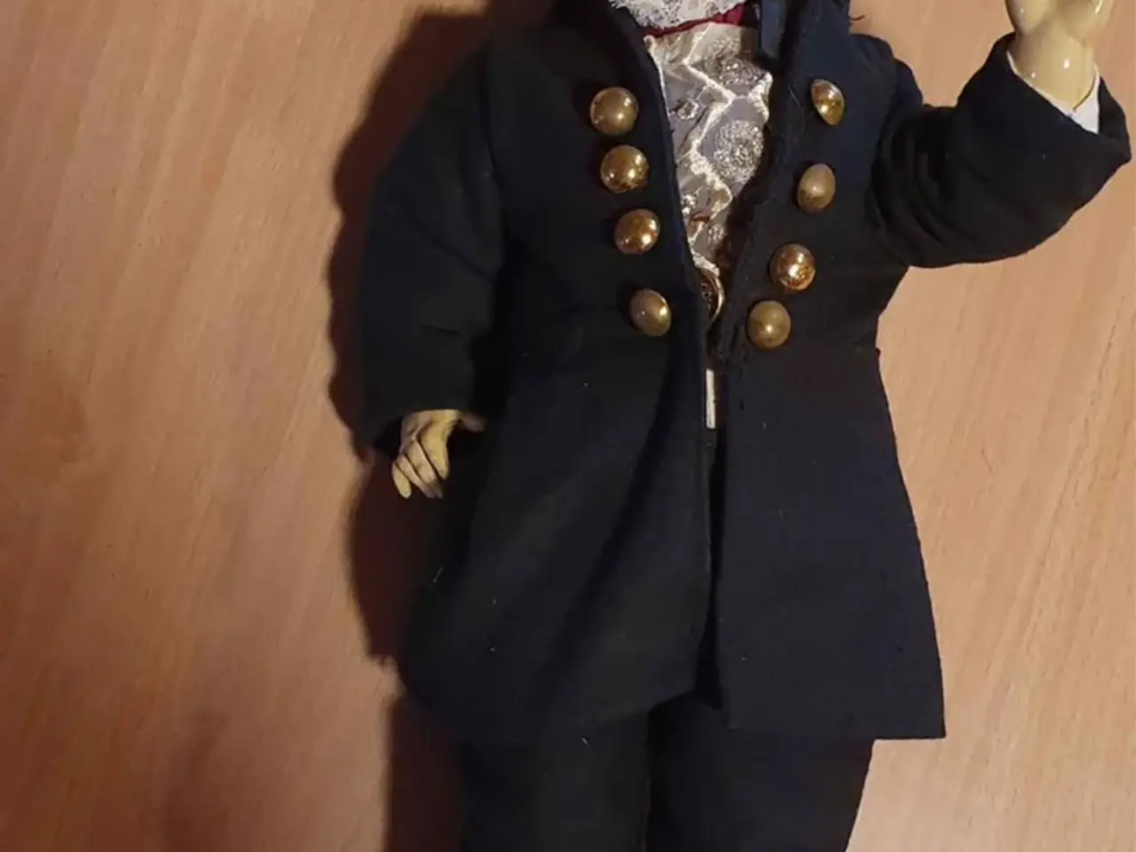 Billede 1 - Gamle dukker den ene er lavet af papmaché