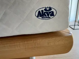 Akva vandseng med gavl i blå kernelæder