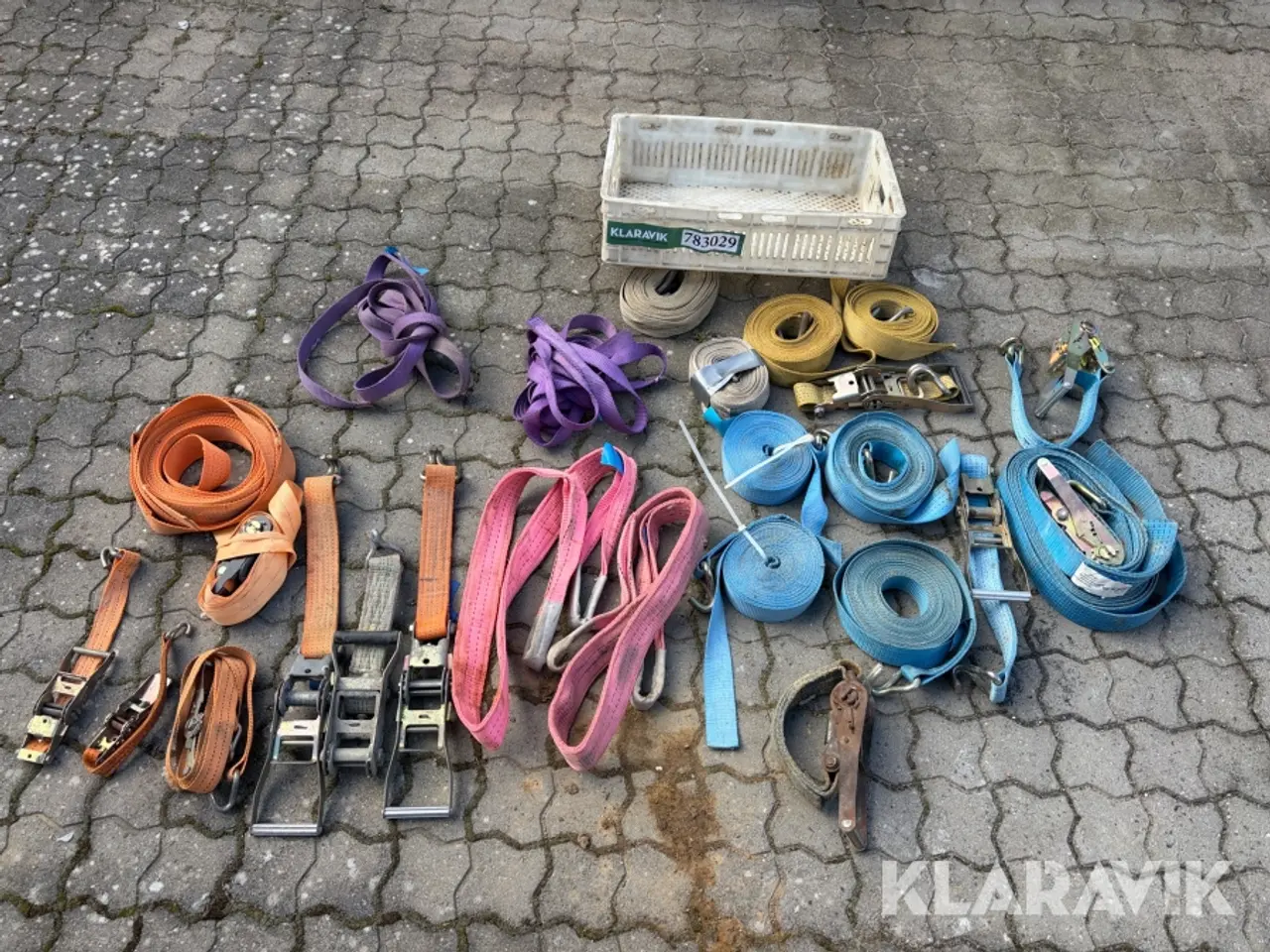 Billede 2 - Med skralder, kroge og plastkasse
