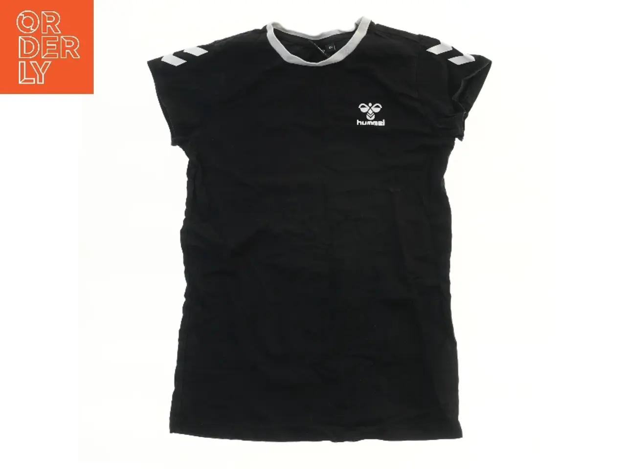 Billede 1 - Sort t-shirt med hvide detaljer fra Hummel (str. 122)