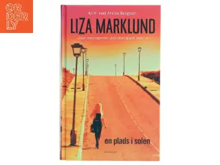 En plads i solen : krimi af Liza Marklund (Bog)