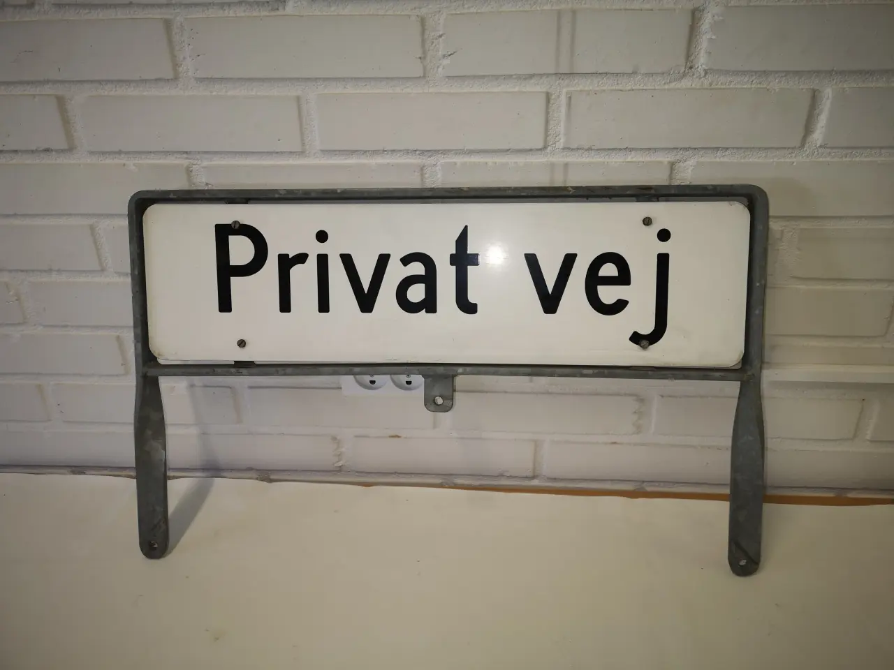 Billede 1 - Solidt skilt i galvaniseret ramme.