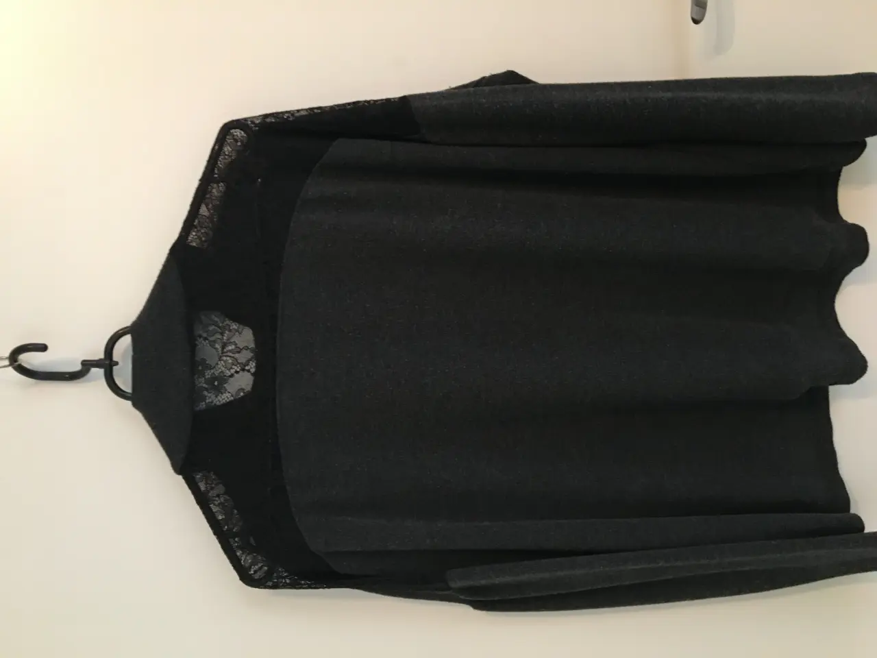 Billede 2 - Bluse med blonde foroven på ryg