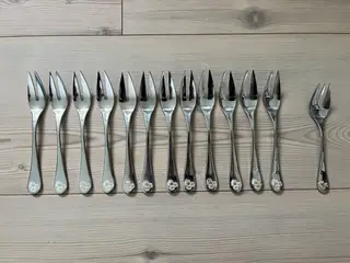 12 stkMarguerite Pålægsgafler, + 1 kagegafel Amefa