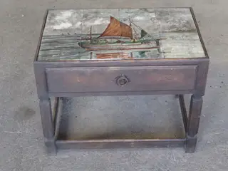 Kommode/sengebord med klap skuffe.