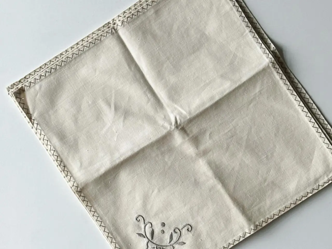 Billede 4 - Råhvide stofservietter m gråt broderi, 26 x 28 cm, 4 stk samlet
