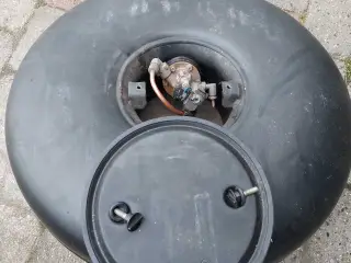 Gastank der har været monteret i bilens hjulbrønd.