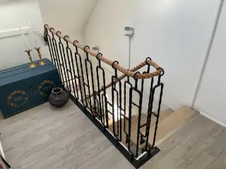 Kvartsvingstrappe ( højre) i smedejern