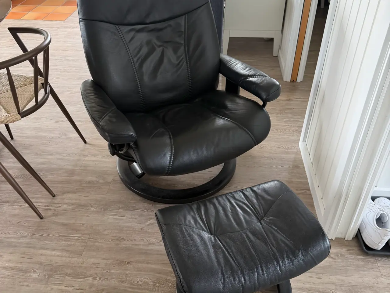 Billede 5 - Stressless lænestol i sort læder med skammel