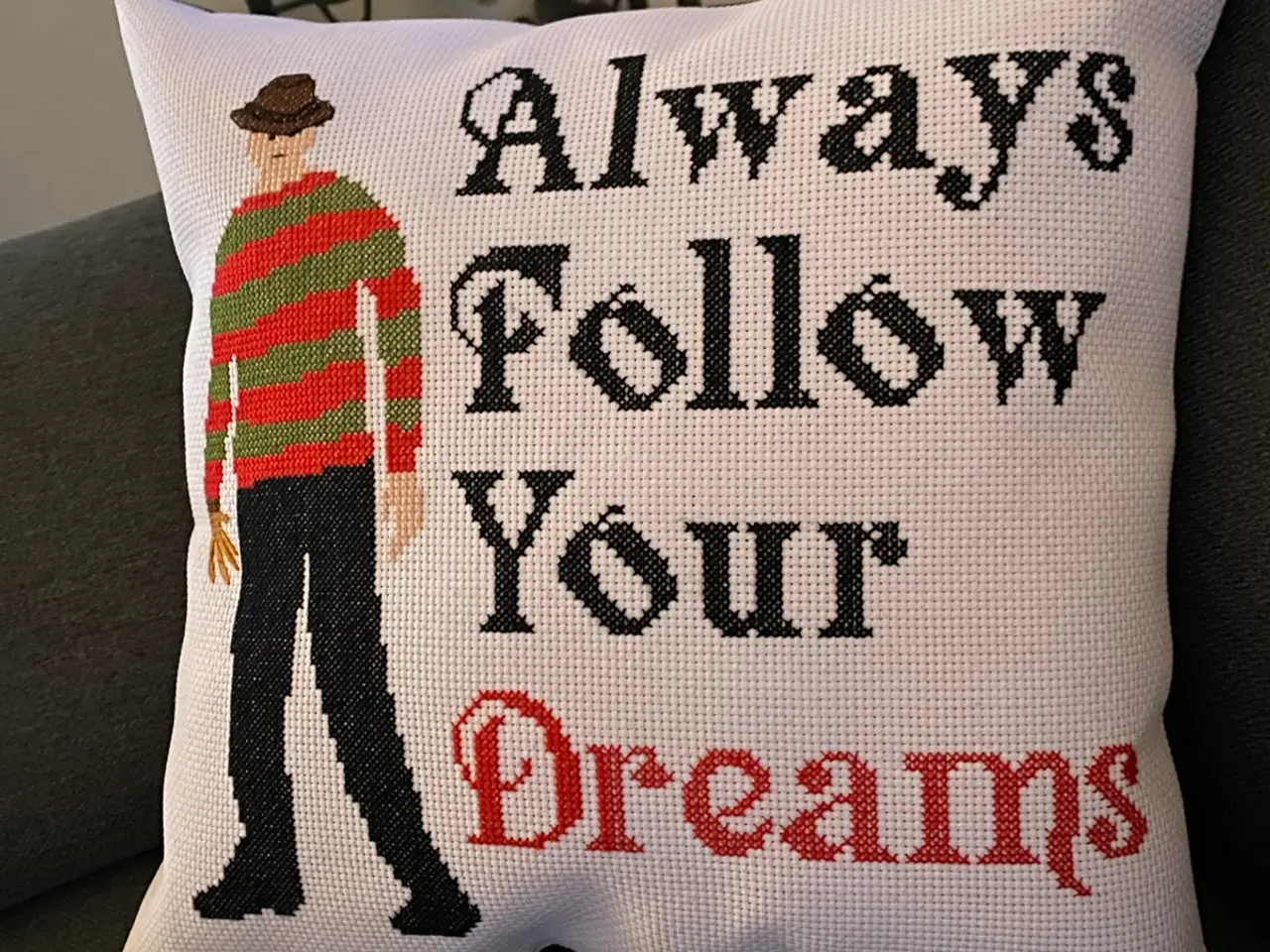 Billede 1 - Håndbroderet Freddy krueger pude